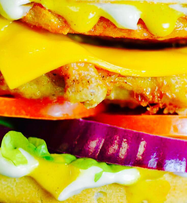 zecharger's tweet photo. 😋Une petite fringale..et un besoin urgent de #recharger sa #batterie de📱? Alors ne cherchez plus, #PitaBurger au #Mans s'occupe de tout!! https://t.co/sGy89KX4dd