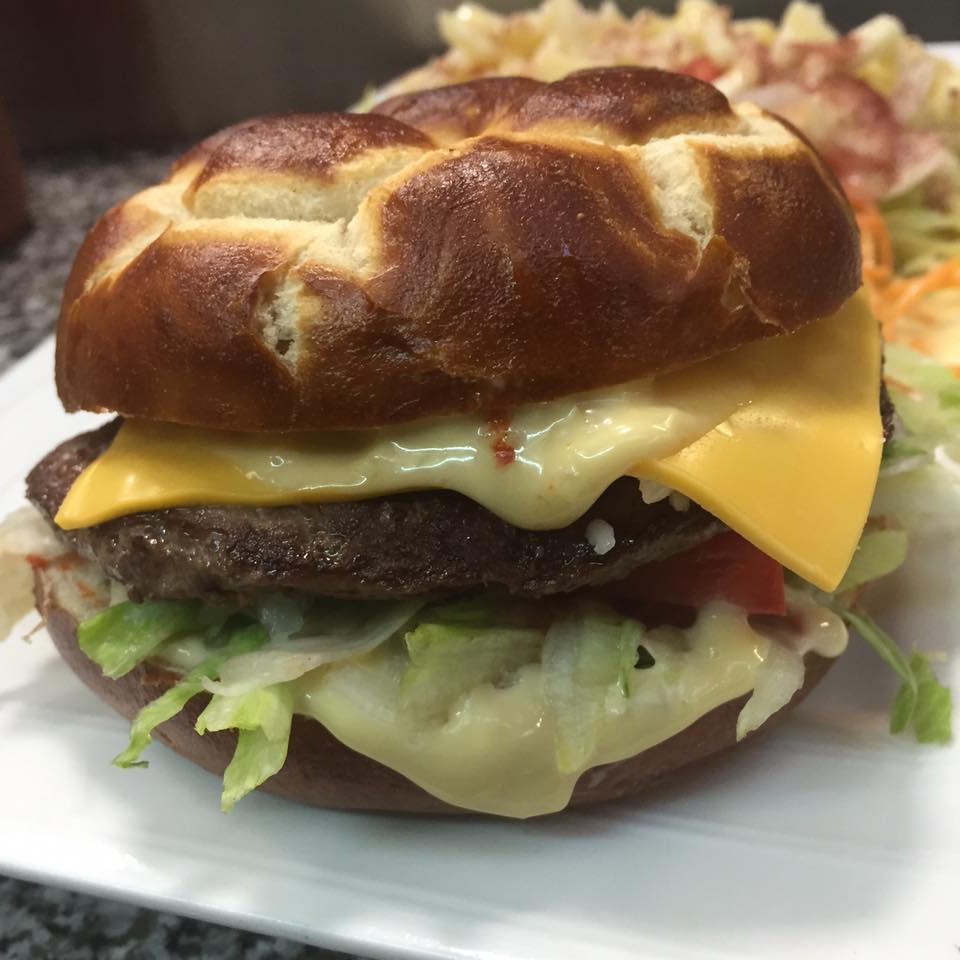 zecharger's tweet photo. 😋Une petite fringale..et un besoin urgent de #recharger sa #batterie de📱? Alors ne cherchez plus, #PitaBurger au #Mans s'occupe de tout!! https://t.co/sGy89KX4dd