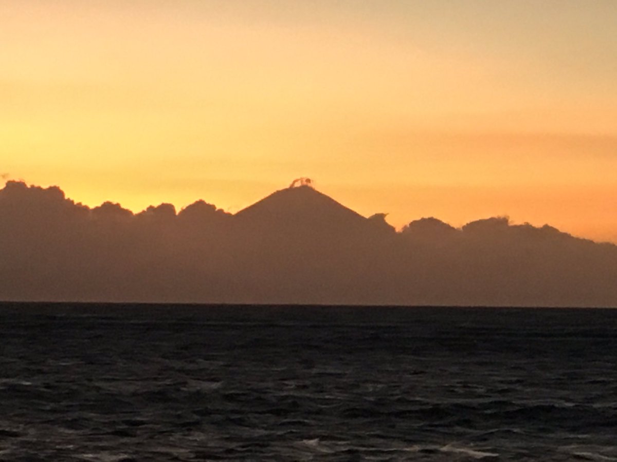 isma_loviu's tweet photo. Few minutes ago, sunset from Gili Trawangan, volcano #Agung with his little white plume #Bali #volcano https://t.co/thO9wUnfXk