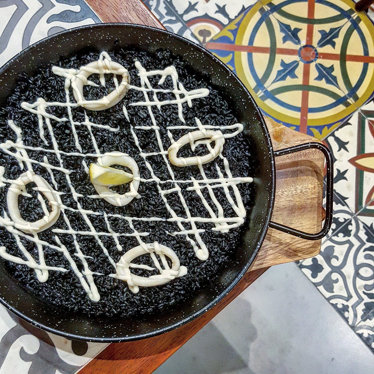 FoodIsLifePH_'s tweet photo. Must Try Paella Negra by @barcinowine πππ #FoodIsLifePH #zomatofmu #loveBarcino https://t.co/FBvOjeY1Ss
