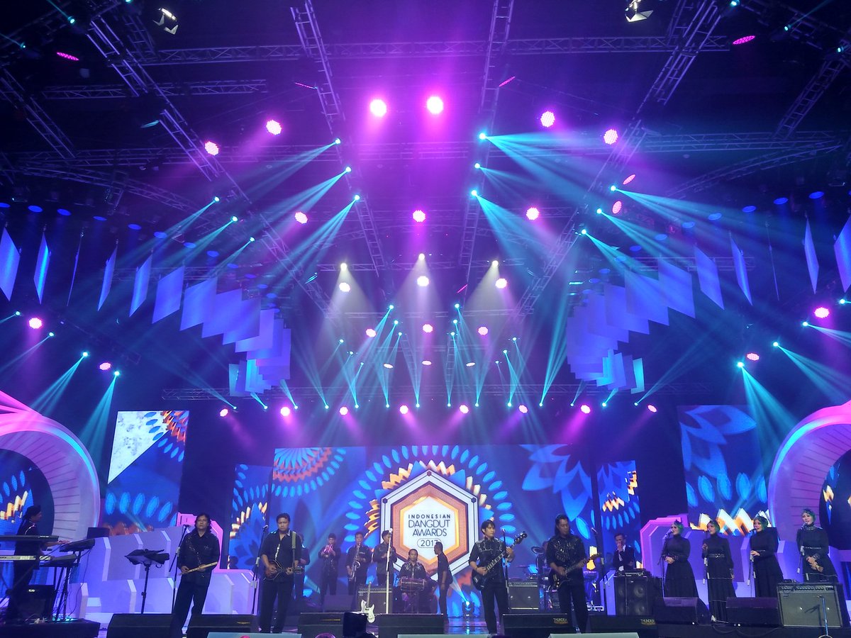 Indosiar's tweet photo. Indosiar Mania! 
Udah siap jadi saksi pemenang Tahta Tertinggi Dangdut Indonesia?

Standby, ya! 5 menit lagi #IDA2017 bakal dimulai~ https://t.co/Ild4Ez5NuQ
