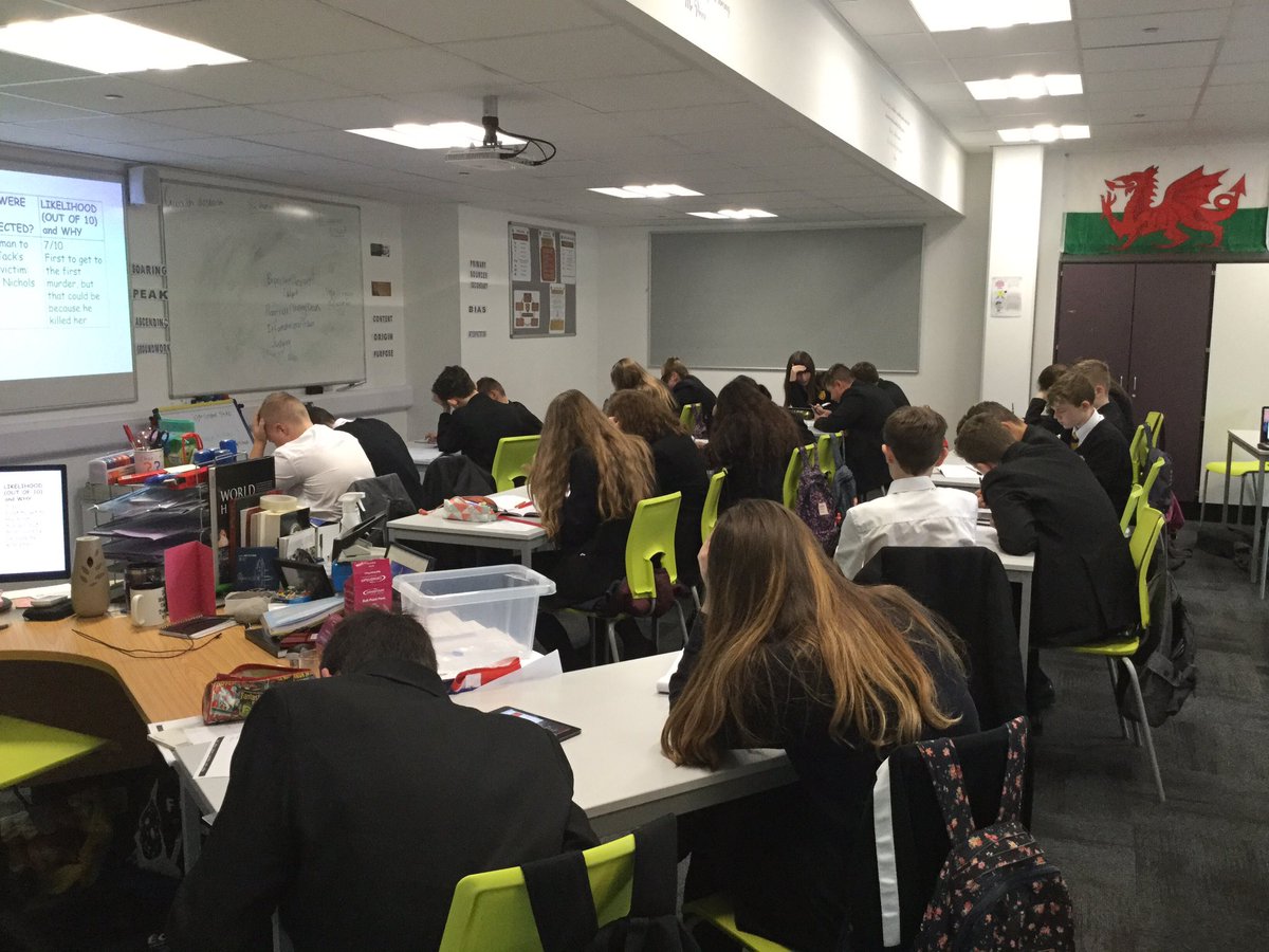 HistoryDeptACS's tweet photo. 9O1 researching the Ripper suspects using iPads #techinhistory #historythroughtime #historychampions @Computing_ACS https://t.co/Seo4MtEWRn