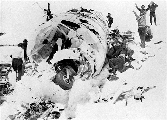 RugbyUruguay's tweet photo. A 45 años del accidente del avión que trasladaba al equipo de @OldChristians en la Cordillera de Los Andes. 
👉 https://t.co/1lqDXQAeHF https://t.co/tTq56x9qM3