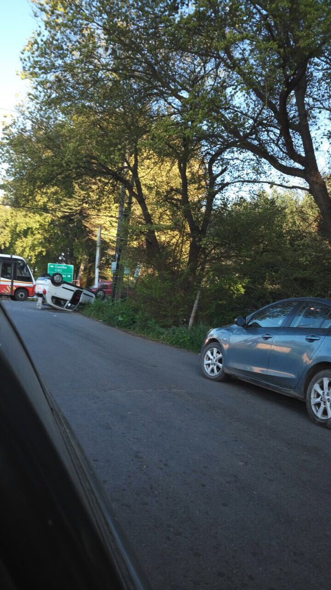 OttoSettegr's tweet photo. Precaución al ingreso a #Mantagua ( choque ) , @sitiodelsuceso #F30E con #F232 / ya controlado pero auto sigue en el lugar . https://t.co/ZXPJeV1sfh