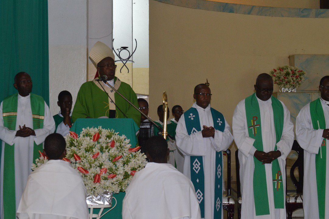 VoixPrince's tweet photo. Commémoration de la 56em anniversaire de la mort de RWAGASORE héros de l'indépendance du Burundi, messe a la cathédrale Regina Mundi https://t.co/L7fxHpBkaG