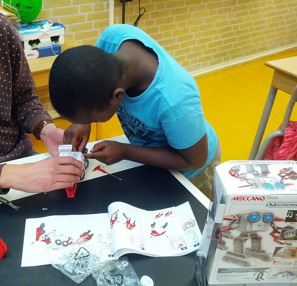 Leerlingen uit groep 6 bouwen een kleine robot. Kunnen ze ook zelf programmeren. Ze willen graag dat de robot hun rekensommen gaat maken :-)