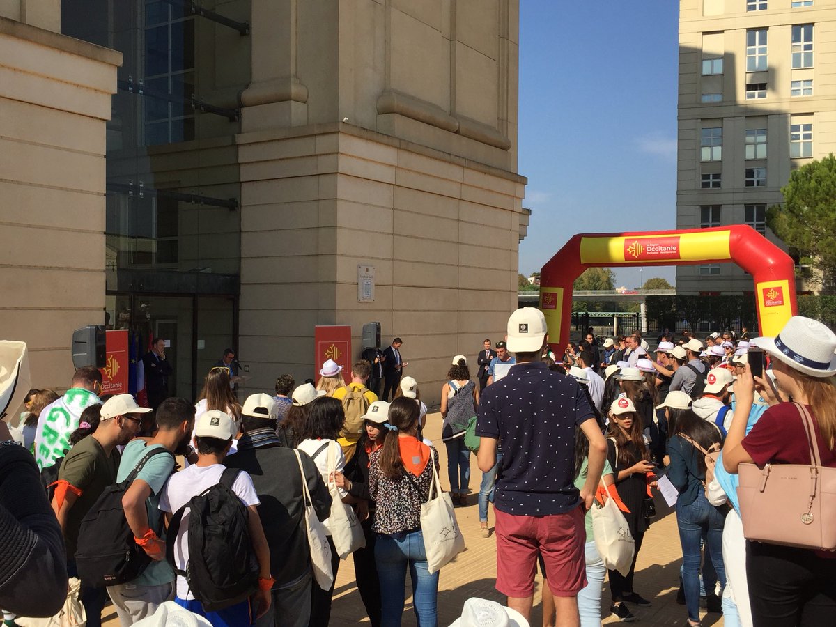 GuillaumeCros's tweet photo. Les jeunes étudiants du programme #Erasmus sont nombreux pour le départ du rallye #mobilité de #Montpellier ! #labougitude #Europe https://t.co/jC4MxIlaS7