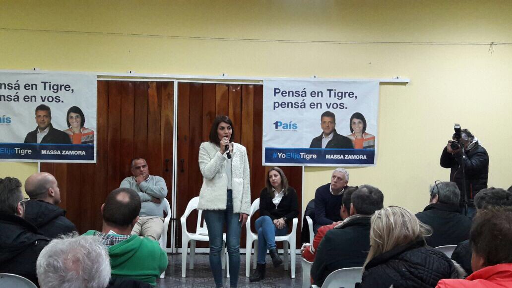 Nardialejandra1's tweet photo. Reunión con comerciantes de Rincon acercándoles las propuestas de 1Pais junto @GiselaLZamora!! Gracias por acompañarnos! @ZamoraJulio https://t.co/6GYcpe8DEm