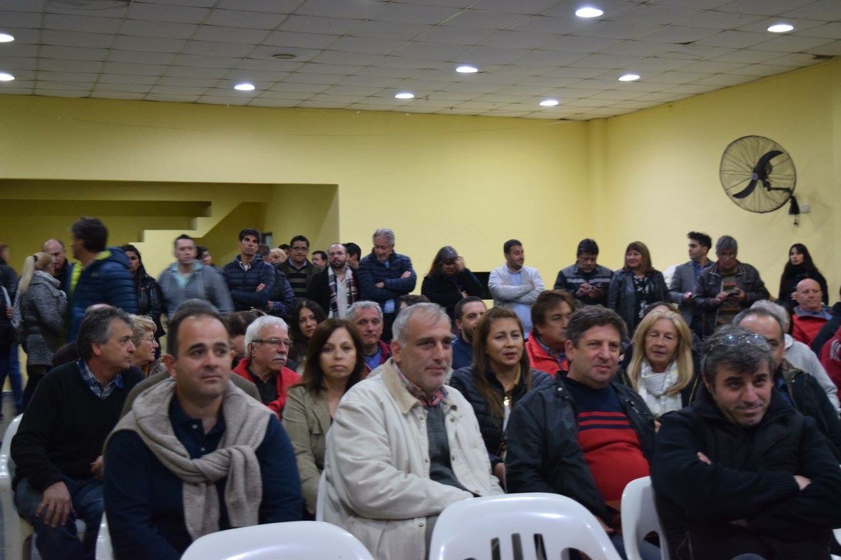 Nardialejandra1's tweet photo. Reunión con comerciantes de Rincon acercándoles las propuestas de 1Pais junto @GiselaLZamora!! Gracias por acompañarnos! @ZamoraJulio https://t.co/6GYcpe8DEm