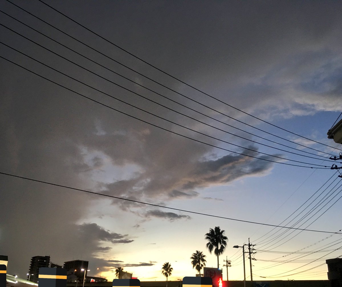 SHIONuse's tweet photo. 雨雲と晴れの狭間
瀬戸内海は雨。内陸は夕やけ
今日の夕方の風景 https://t.co/YC5fL8VpNf