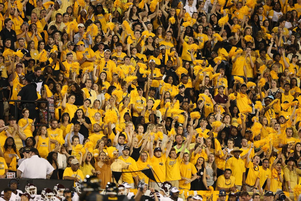 SouthernMiss's tweet photo. Get up and get your gold on -- it's #GoGoldFriday! https://t.co/JGkcNicyJa