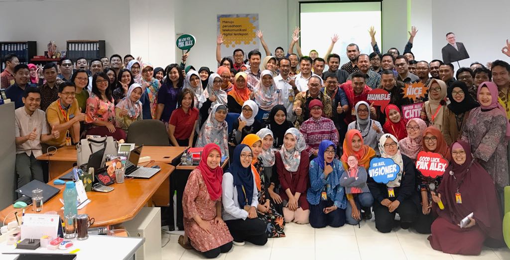 alexanderrusli's tweet photo. Alhamdulillah sempet ngunjungin kantor Indosat Ooredoo di Surabaya hari ini, meeting great people yang always will be my family. https://t.co/ZIdO6LJ3gn