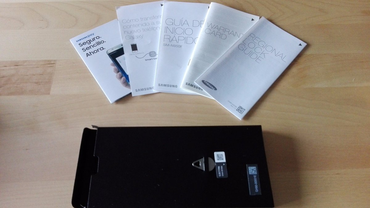 IKR_es's tweet photo. Unboxing del #galaxynote8. Contenido de la caja. #Samsung #note8 https://t.co/pMi8kD1QW5
