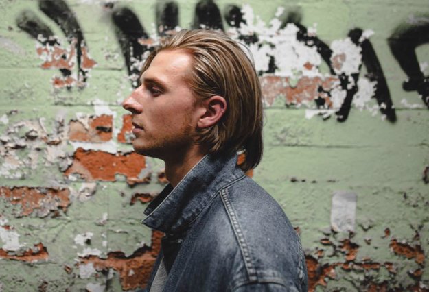 .<a href="/samclines/">Sam Clines Music</a> shares solid new single ‘Sharks’ from forthcoming EP.

bit.ly/2gCvECK