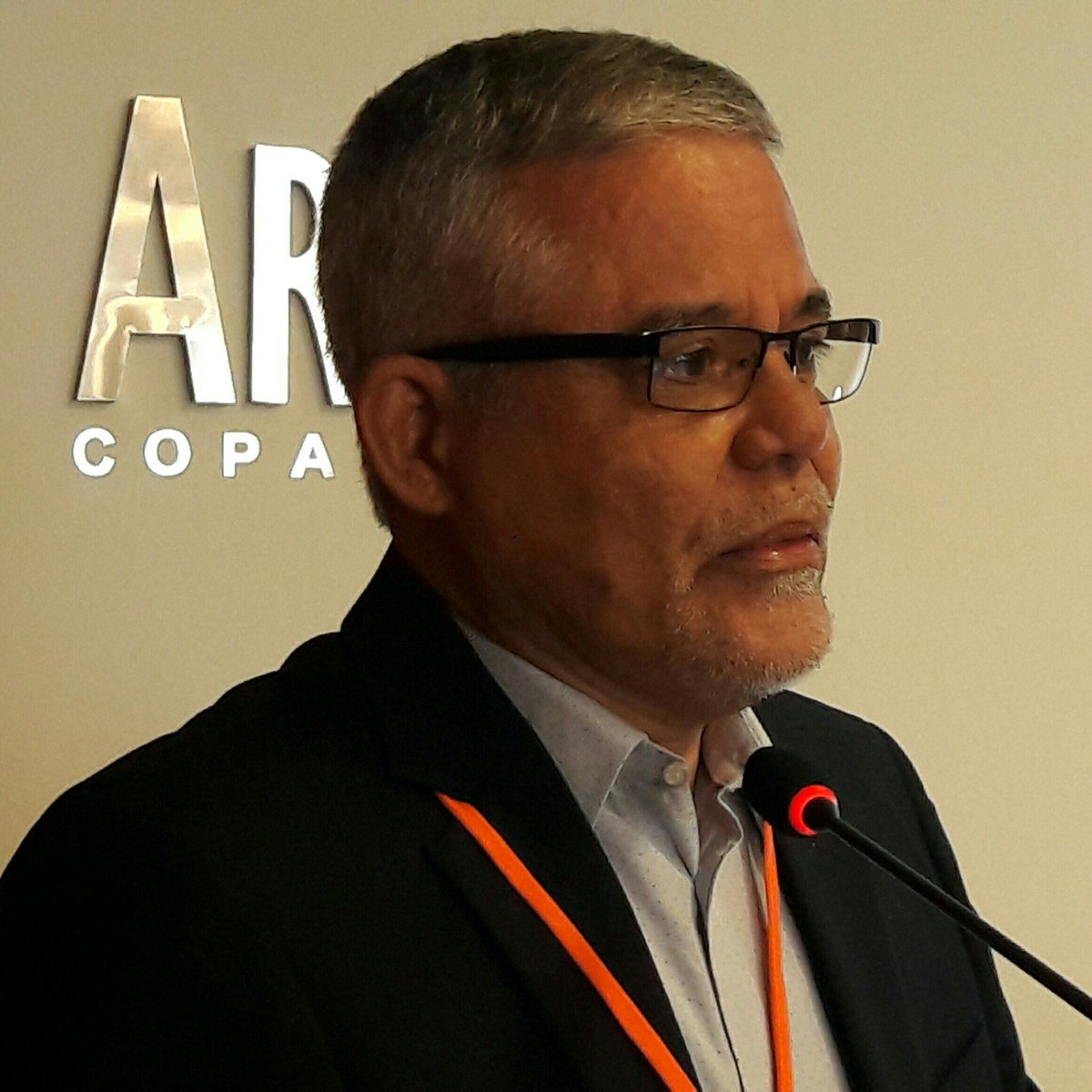 agn_mireia's tweet photo. Javier Correa nos presenta asu firma. !Bienvenidos a AGN!
#CSARM2017 @AGNIntl https://t.co/KNjpuN3yiC