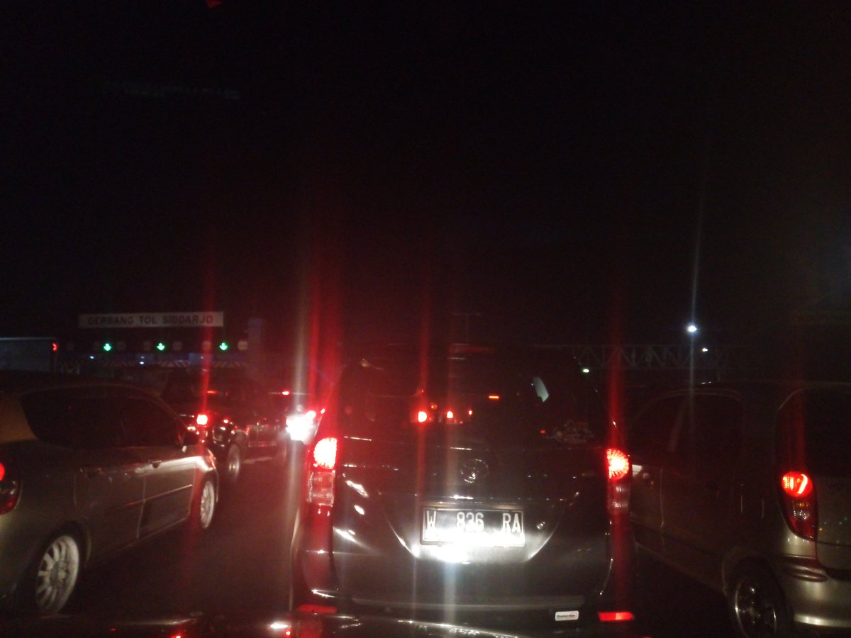 sam_satrio's tweet photo. @e100ss kemacetan yg tidak perlu #exit tol Sidoarjo https://t.co/59ZeD9xaRE