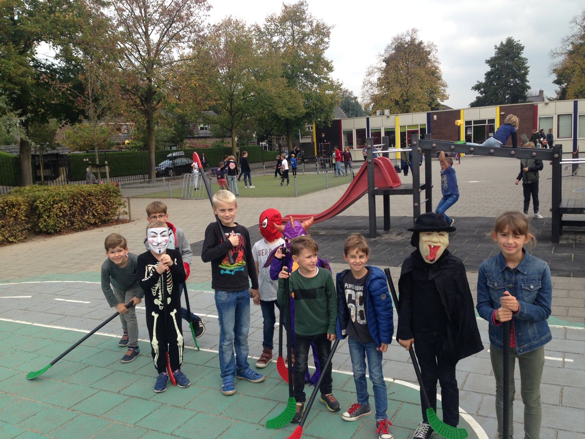 Bas_Hoetink's tweet photo. Een boel enge kinderen tijdens de buurtsport! Niet alleen #JOGGweek maar ook #kinderboekenweek! @BSPiusX @SEC_Oss @JOGGNL @ggdhvb https://t.co/d0efMybirJ