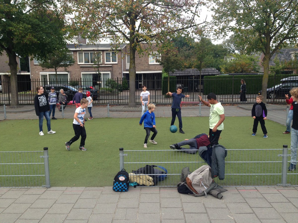 Bas_Hoetink's tweet photo. Een boel enge kinderen tijdens de buurtsport! Niet alleen #JOGGweek maar ook #kinderboekenweek! @BSPiusX @SEC_Oss @JOGGNL @ggdhvb https://t.co/d0efMybirJ