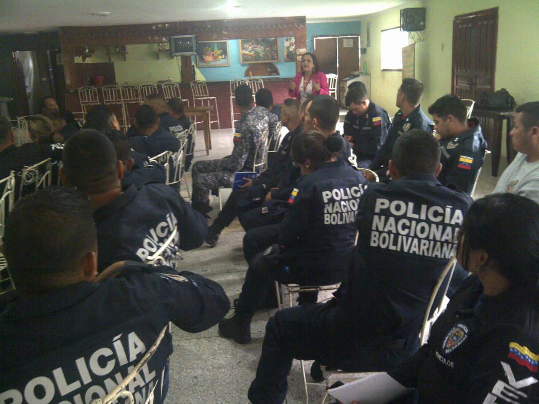 MPTrujilloff's tweet photo. MP realiza taller sobre Delitos y Faltas Electorales a los funcionarios de la PNB de Valera, con motivo de la Elecciones Regionales 2017. https://t.co/mJhOcJsaqP