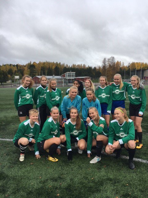Yläasteen tyttöjen jalkapallojoukkue jäi voiton päähän lopputurnauspaikasta. #jalkapallo