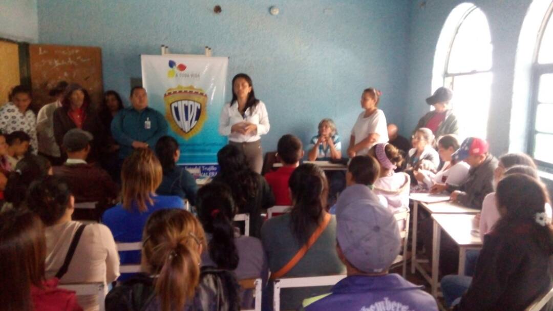 MPTrujilloff's tweet photo. MP realiza conversatorio sobre el Rol del Ministerio Público a los Consejos Comunales de la Parroquia La Puerta del Municipio Valera. https://t.co/IENcKOvcZ8
