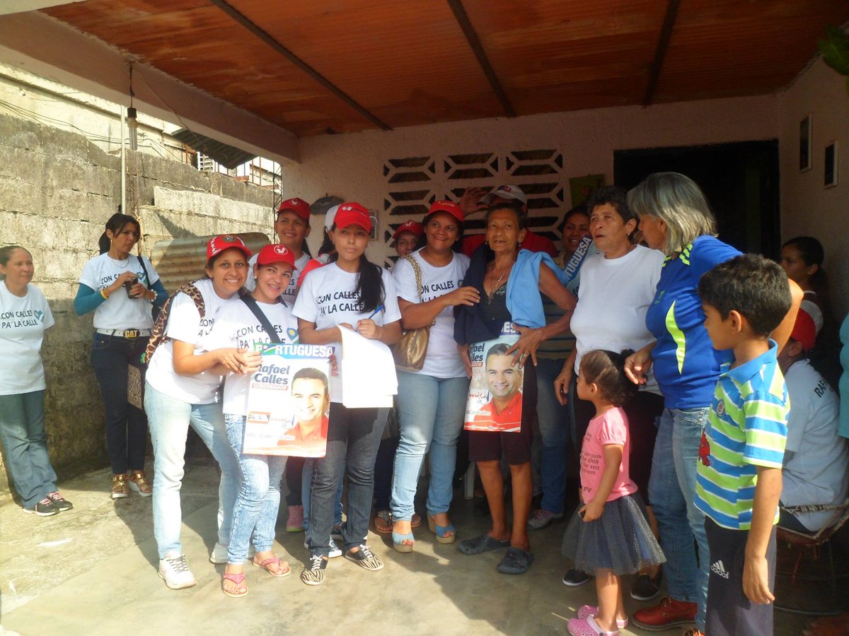 comando_n's tweet photo. Donaciones de uniformes en el Barrio Cuatricentenario el equipo @comando_n @LerinMariana Calle Gana @dcabellor @NicolasMaduro @rafaelcalles https://t.co/L347563ned