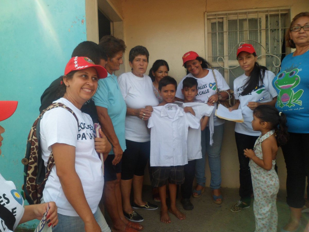 comando_n's tweet photo. Donaciones de uniformes en el Barrio Cuatricentenario el equipo @comando_n @LerinMariana Calle Gana @dcabellor @NicolasMaduro @rafaelcalles https://t.co/L347563ned