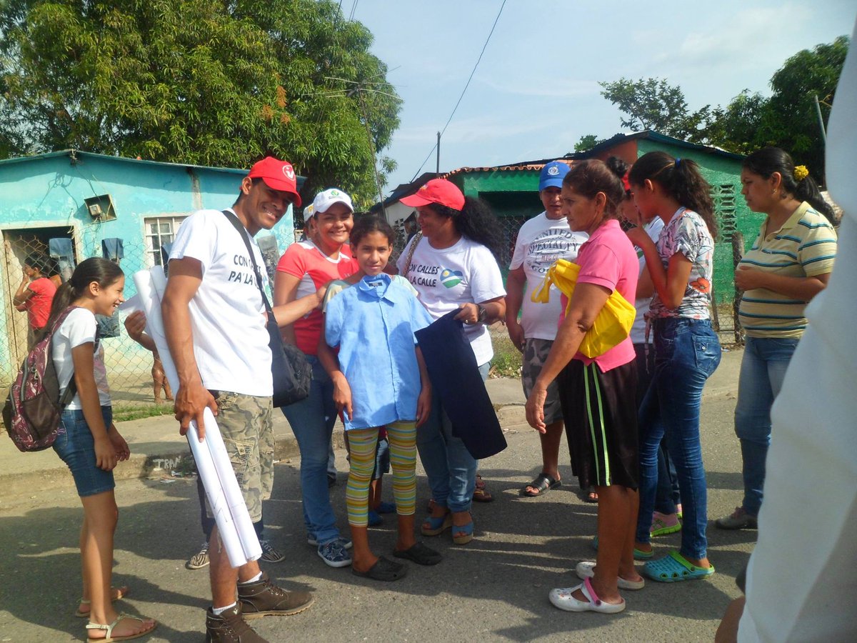 comando_n's tweet photo. Donaciones de uniformes en el Barrio Cuatricentenario el equipo @comando_n @LerinMariana Calle Gana @dcabellor @NicolasMaduro @rafaelcalles https://t.co/L347563ned