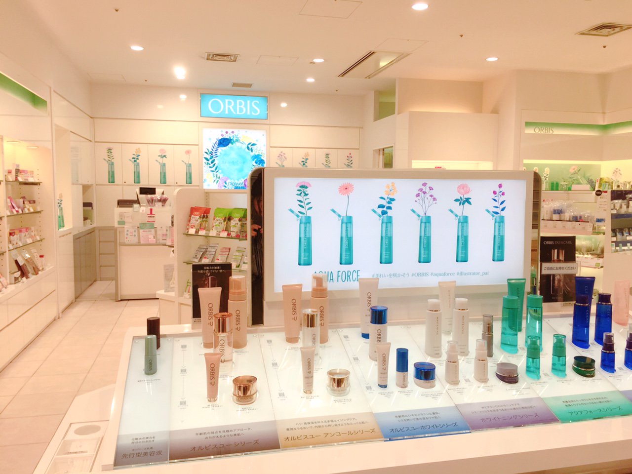 Pai Sur Twitter お仕事 Orbis梅田ルクア店でも うるおい化粧水aqua Forceのキャンペーン装飾を展開中です ルクア店は店内が広いので イラストをめいいっぱい使って頂いてます 店頭のショーケースもキャンペーン仕様 関西にお住まいの方