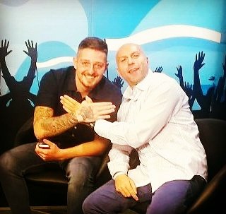 UDV73SSL's tweet photo. Per quasi tutti, è il Sosia di SMS21...per me è un ragazzo educato, simpatico, un Amico e soprattutto LAZIALE ✋ MANTINI🦅
#NoipoSSiAmoLAquilaBiancoCeleste
#perleivinciamo
#sslazio
#lazio1900
#thoalzatolacoppainfaccia
#ermacca
#LAZIALIonAir https://t.co/HB0kPhlzcL