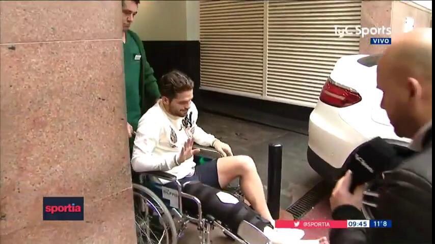 AFA1893MESSI's tweet photo. غاغو بعد مغادرته لغرفة العمليات : " لن أستطيع أن أمشي لمدة أسبوعين ولن ألعب ستة أشهر ". https://t.co/9nRD0aqL6d