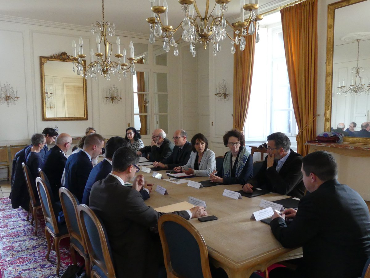 Prefet18's tweet photo. En ce moment ! Signature du protocole de sécurisation des professionnels de santé avec C.FERRIER @Prefet18 D.BOUYGARD #DGARS #ParquetBourges https://t.co/AlczwouwwX