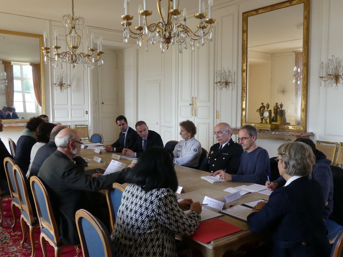 Prefet18's tweet photo. En ce moment ! Signature du protocole de sécurisation des professionnels de santé avec C.FERRIER @Prefet18 D.BOUYGARD #DGARS #ParquetBourges https://t.co/AlczwouwwX