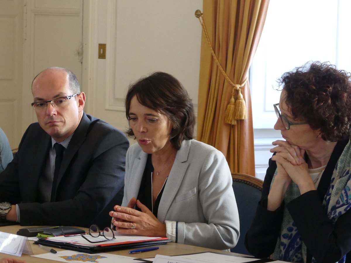 Prefet18's tweet photo. En ce moment ! Signature du protocole de sécurisation des professionnels de santé avec C.FERRIER @Prefet18 D.BOUYGARD #DGARS #ParquetBourges https://t.co/AlczwouwwX