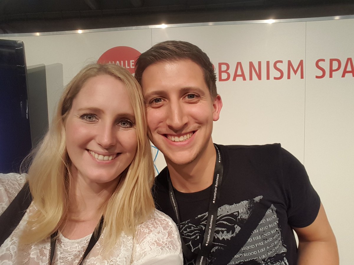 WortKUNSTSalat's tweet photo. Mit dem lieben @BookWalkDE beim Blogger Future Place 😊 #bfp17 https://t.co/I5pCP7iFzy