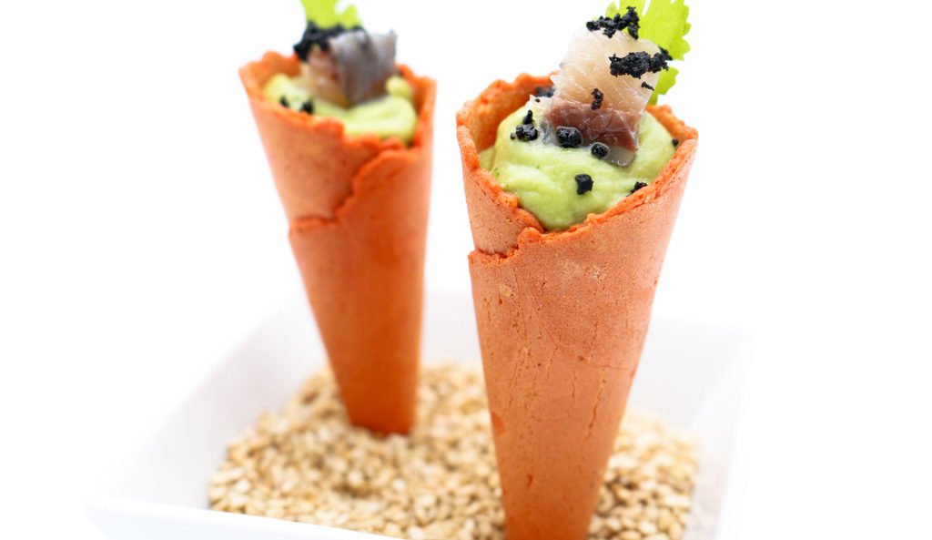 Mini cono de guacamole, ajo negro y sardina ahumada - gastronomia.es/recetas/mini-c…