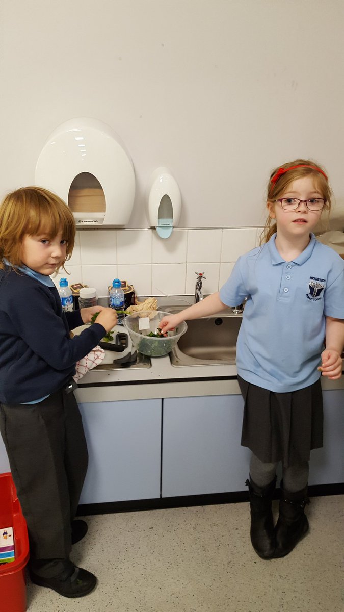 Rochsolloch_Pr's tweet photo. P2 helpers giving Mr Griffin a hand making the soup! #healthy #beetrootred https://t.co/5awWdxxrlu