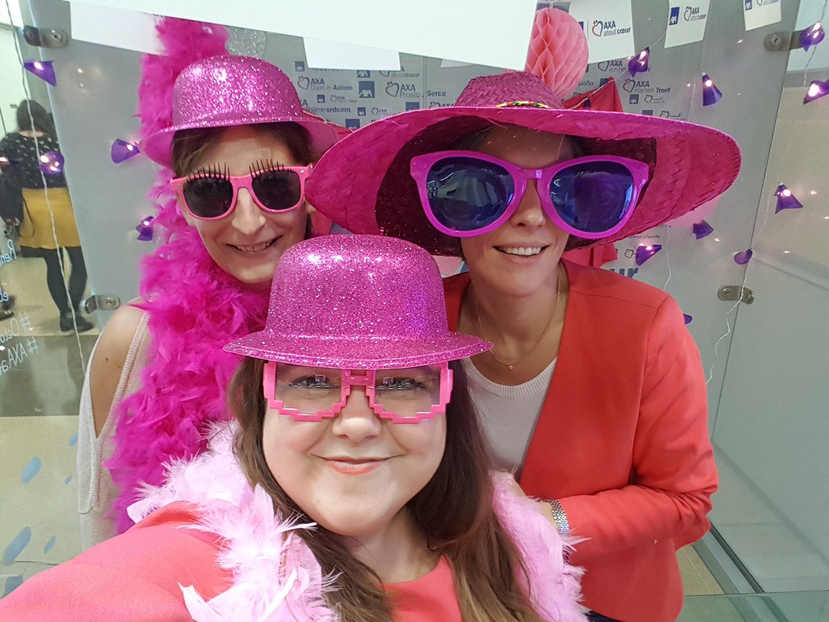 EaGuerch's tweet photo. Coucou #AXAAtoutCoeur #OctobreRose ... merci @_Colas qui passait par là ... #AXAGuildeAgileUX (futur bandeau de la Newsletter ?) https://t.co/pbhqEPEp7O