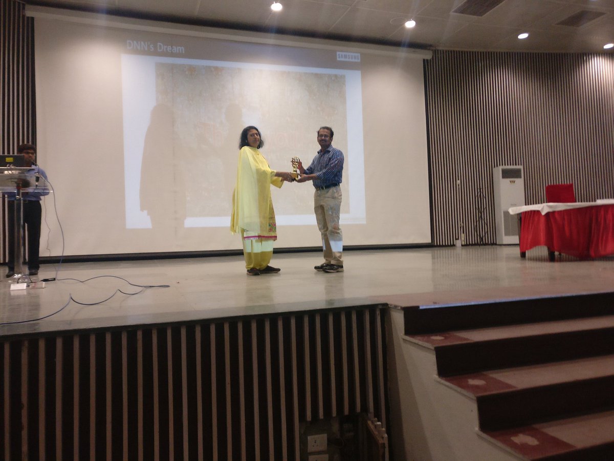 AEI_IITR's tweet photo. Dr. Durga Toshniwal is presenting Memento to Dr. Sandeep #AEI_IITR # AEIQ2017 https://t.co/YES4j1nYFZ