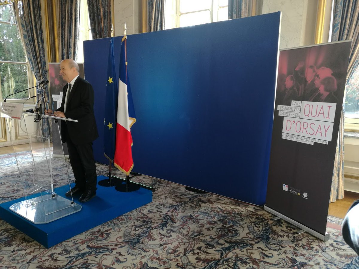 JY Le Drian rend hommage aux archivistes "travailleurs de l'ombre..." bit.ly/2hFTzkr #archives #histoire #diplomatie #politique