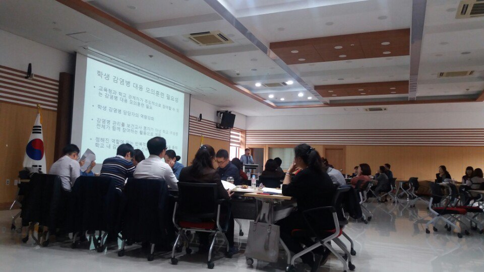 분당구보건소 감염병대응팀은 금일 오후1시 경기도 교육청에서 열린 17년 학생 감염병 위기대응 모의훈련(감염병예방 선도학교 및 교육지원청,관할 보건소 등 유관기관 공조 체계를 통한 학교 내 감염병 위기상황 대응 역량  강화 도상훈련)에 참여하였습니다.