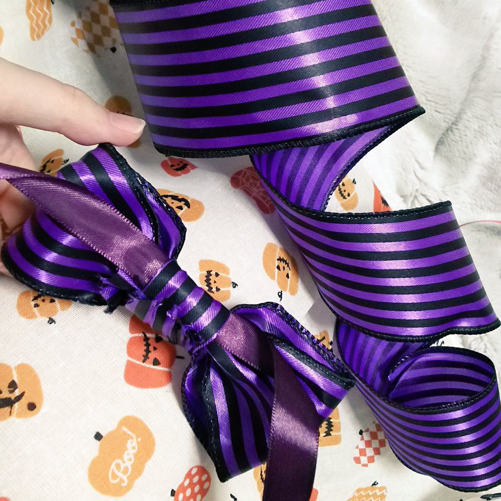 華凜 この紫のでっかいリボン ダイソーさん ワイヤー入りだったのでﾁｮﾁｮｲとおめかしリボン作って リボン紐通してケモミミぱっちんにもつけたらほぅら可愛い モグ江可愛いすぎか ぽいっくおあぽいーと T Co 7czdpdxm6u