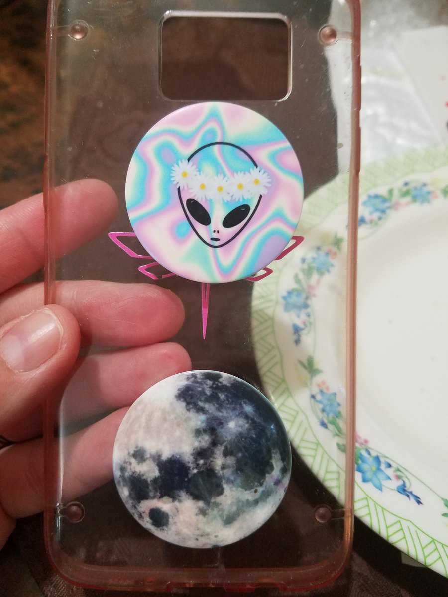 boxermom76's tweet photo. @vapegirlmadi @PopSockets Love my popsockets https://t.co/rR87uqHHke