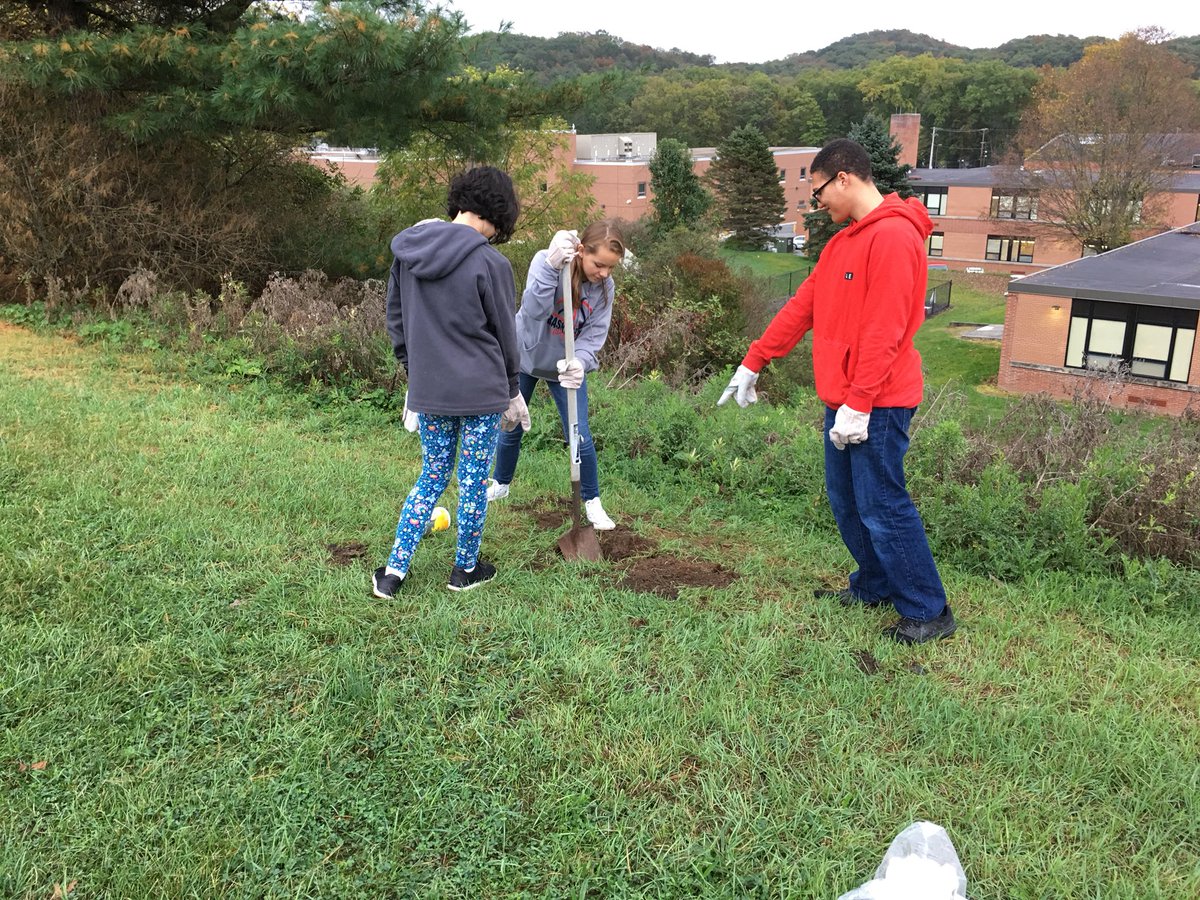 MattBaer8's tweet photo. 1st Period learners digging holes for their time capsules! #Room242 #HASDHS https://t.co/Gz8tlycwcC