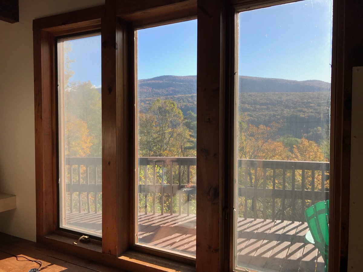 SubletsSeries's tweet photo. Day 3 at @itvfest begins with this view! #Vermont is giving us LIFE!!! 🍁🙌🍂 #webfest #FilmFestival #Webseries #subletswebseries #comedy https://t.co/ygsYOH3RWv