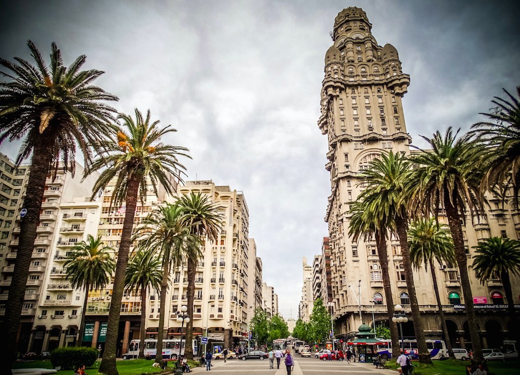 Recorrer el Centro Histórico es otro paseo ineludible en la ciudad de Montevideo.