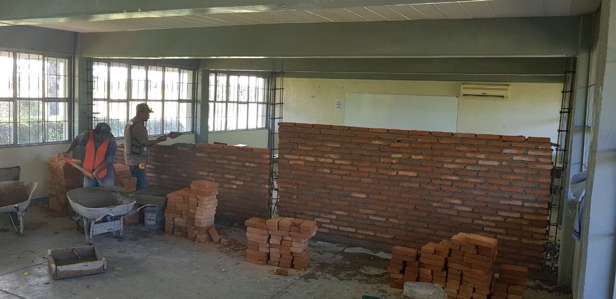 CONALEP130's tweet photo. Adecuación de aulas, instalación de cortinas y de aires acondicionados... semana de mucho trabajo. https://t.co/oPVgVO08Sg