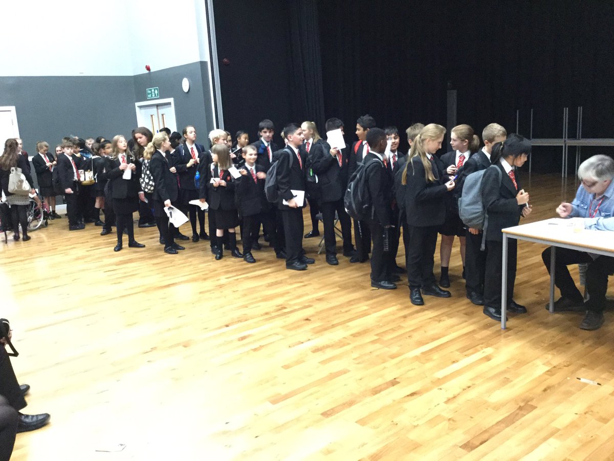 UoBSchool_Eng's tweet photo. Year 7 and 8 had a wonderful time with the Storyspinner himself yesterday! Thank you Phil 😀#oracy #storytelling https://t.co/bjeoVbnASM
