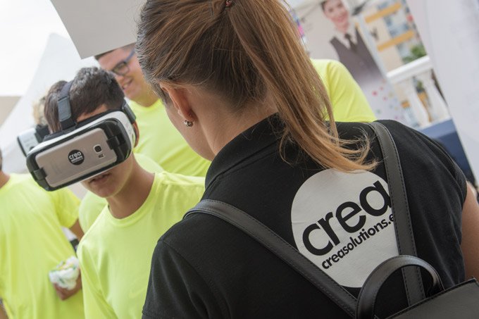 FEmpleojuvenil's tweet photo. Los asistentes a la #FEJArona17 disfrutando del stand de @crea_co con @fortizcrea el pasado 14 de septiembre. #FEJ #Pice #empleo #formación https://t.co/MbeQZ1RqWl
