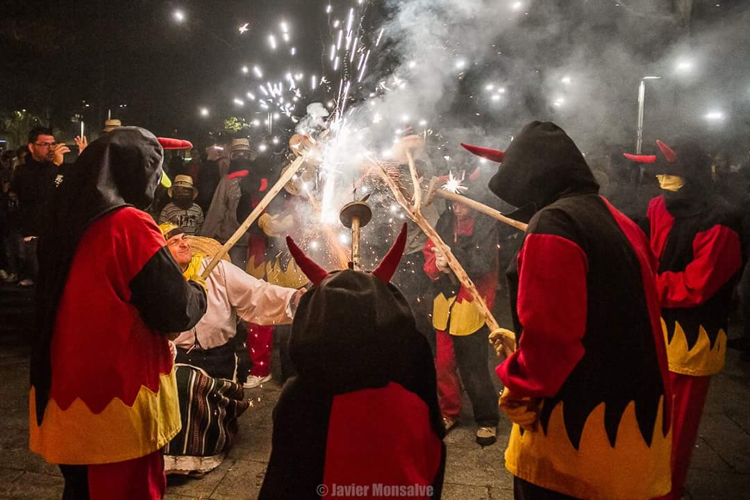 Si tens entre 8 i 99 anys i t'agraden els correfocs i la percussió.... Vine i pregunta o envia un mail a: tocdefoc@fundesplai.org